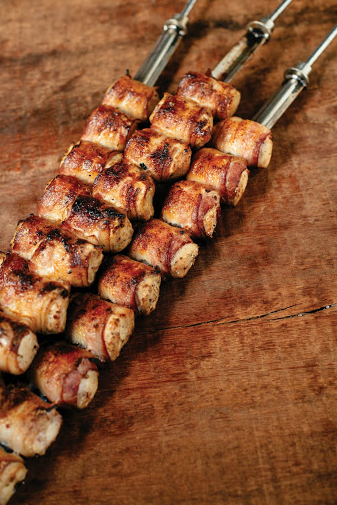 Bacon-wrapped chicken breasts (Peito de frango com toicinho)