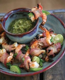 Bacon-wrapped shrimp with jalapeño (Camarones brochette)