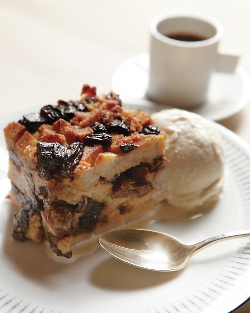 Bagel pudding with prunes and raisins