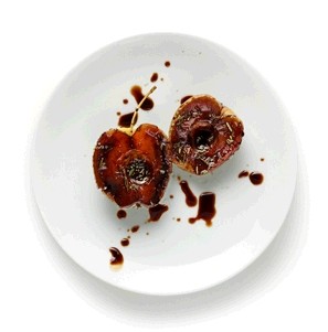 Baked apples with balsamic vinegar and rosemary