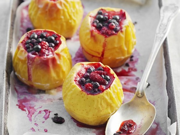 Baked apples with berries
