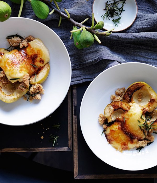 Baked apples with burnt cream
