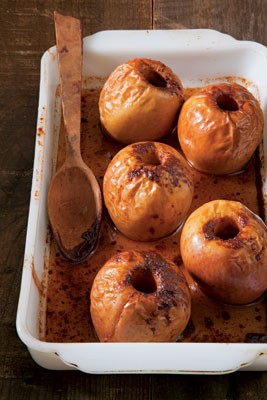 Baked apples with caramel sauce 