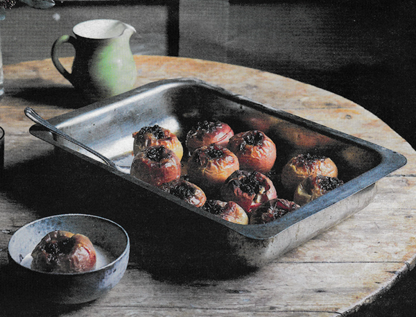 Baked apples with mincemeat and cream