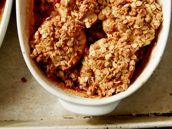 Baked apples with oat crumble