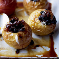 Baked apples with sticky raisins