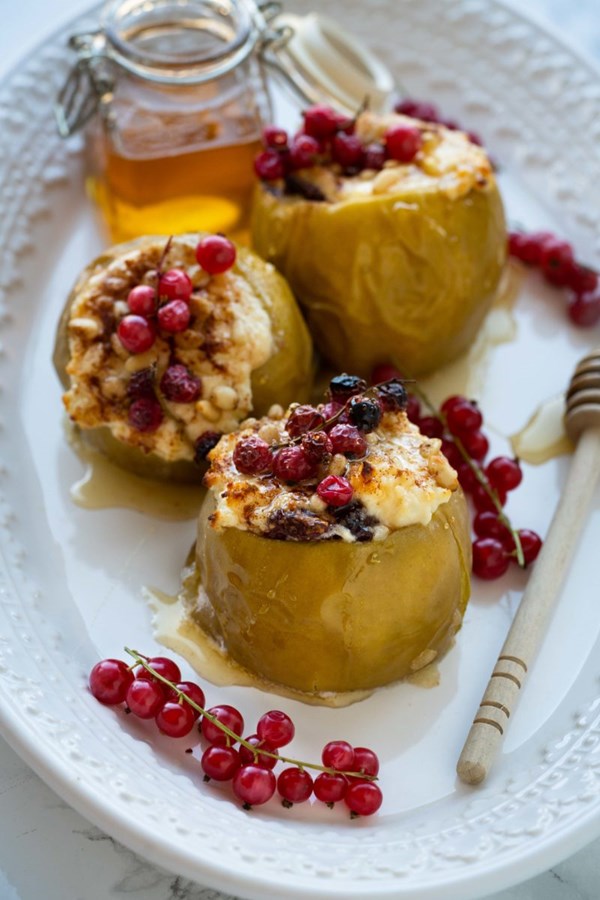 Baked apples with tvorog cheese
