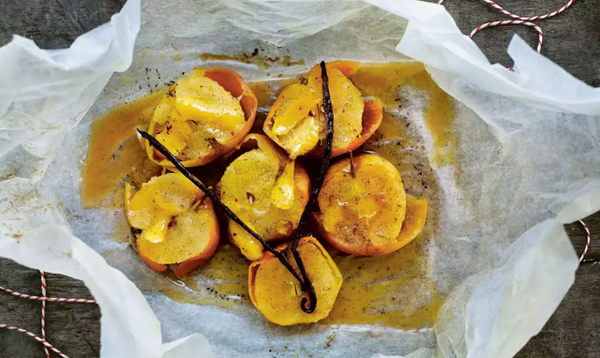 Baked apples with vanilla, butter, lemon and brown sugar