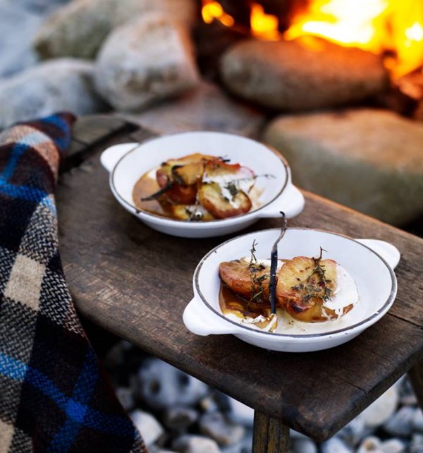 Baked apples with vanilla, butter and thyme