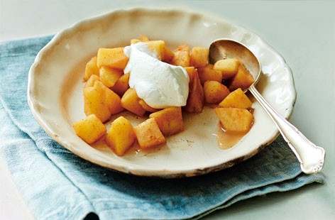 Baked apples with vanilla coconut cream