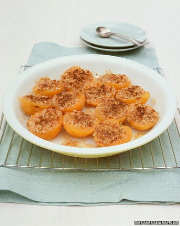Baked apricots with almond topping