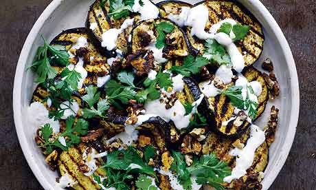 Baked aubergines with walnuts