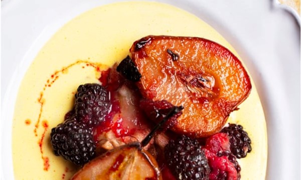 Baked autumn fruits