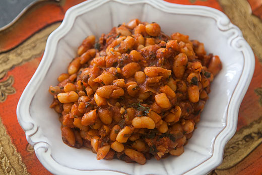 Baked beans in tomato sauce
