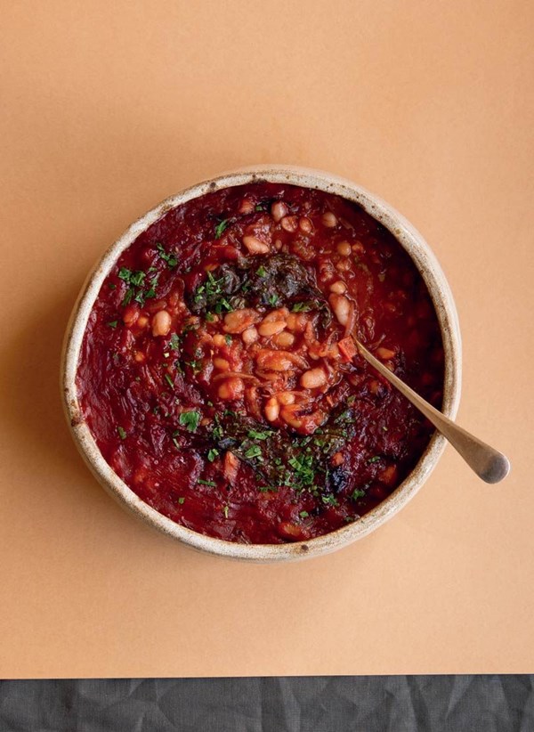 Baked beans with beet leaves