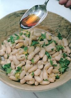 Baked beans with parsley, garlic and lemon
