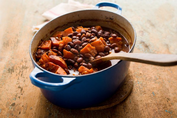 Baked beans with sweet potatoes and chipotles