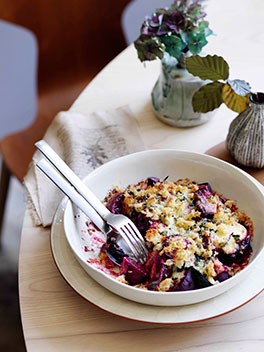 Baked beetroot with cream and thyme sauce