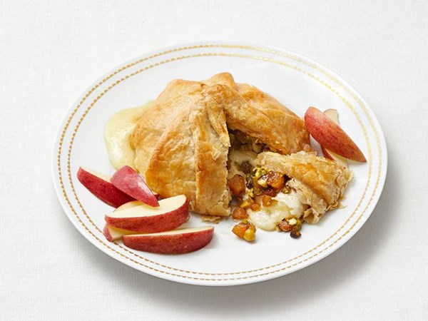 Baked Brie with dried apricots and pistachios