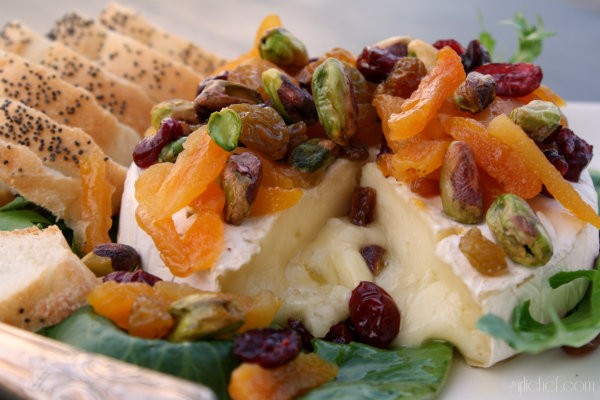 Baked Brie with pistachios & dried fruit