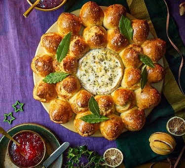 Baked Camembert & brioche bun wreath