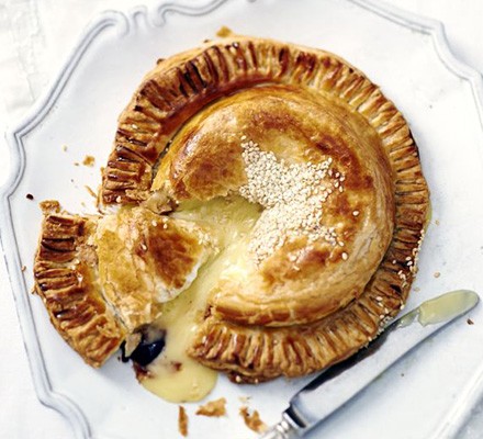 Baked Camembert pie for sharing