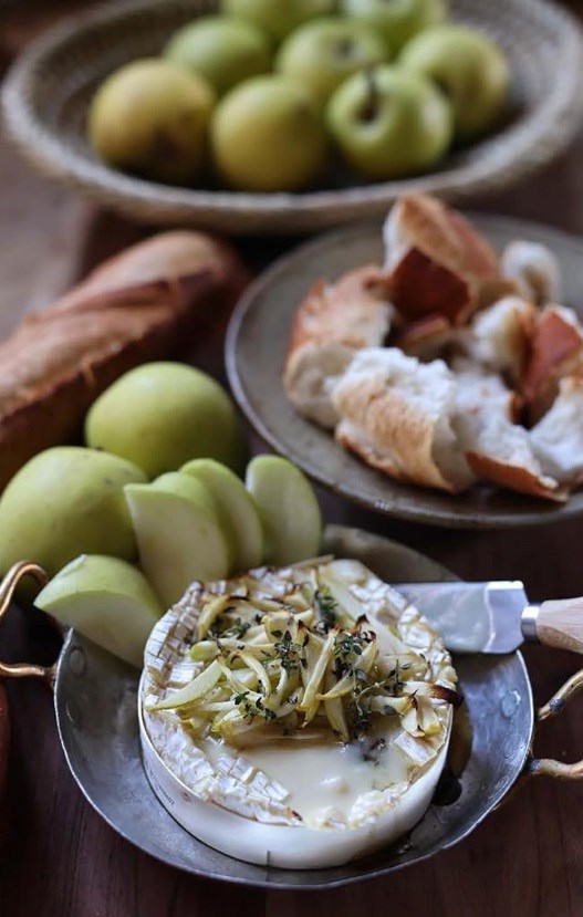Baked Camembert with apples (Camembert aux pommes)