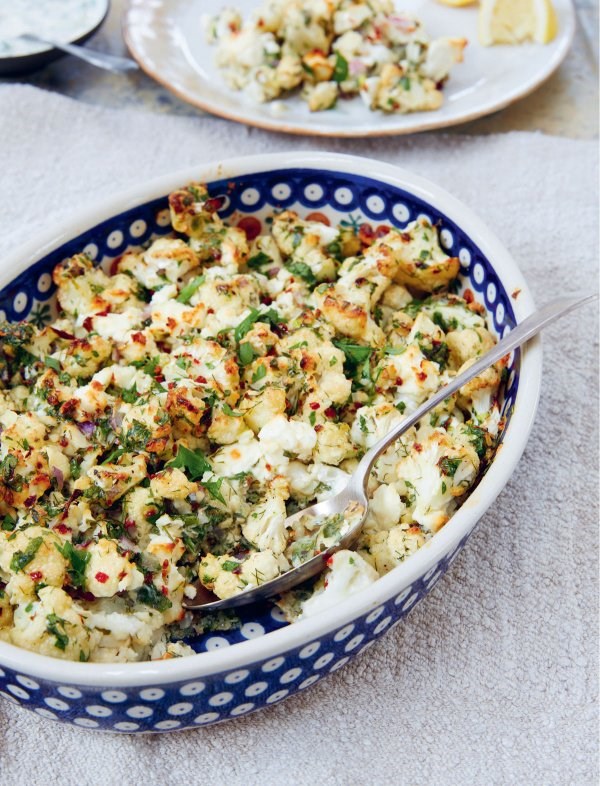 Baked cauliflower with red onions, feta and dill (Firinda karnabahar mucveri)