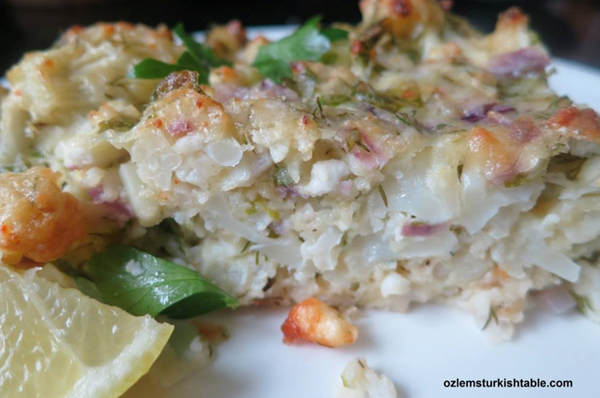Baked cauliflower with red onions, feta and dill (Firinda karnabahar mücveri)