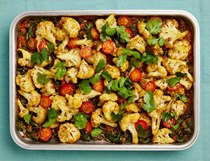 Baked cauliflower with spices, spinach and tomato
