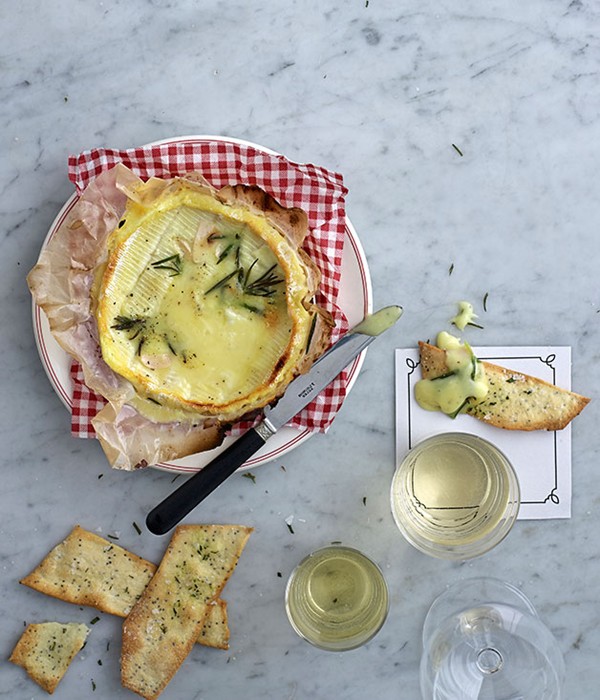 Baked cheese with rosemary and poppyseed crackers