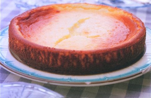Baked cheesecake with a ginger crust