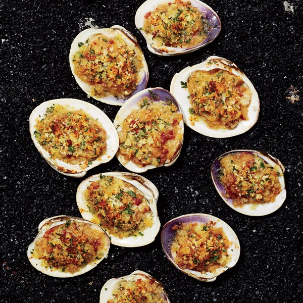 Baked clams with bacon and garlic