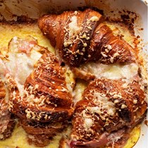 Baked croissants with ham and cheese
