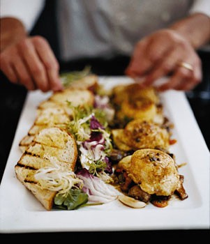Baked crottins with sautéed mushrooms