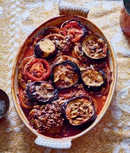Baked eggplants and ground beef in tomato sauce (Mnazaleh batinjan)