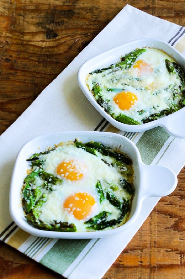 Baked eggs and asparagus with Parmesan 