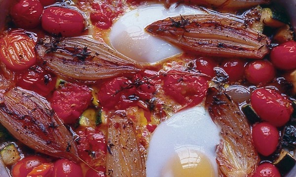 Baked eggs and tomatoes