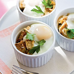 Baked eggs en cocotte with onions