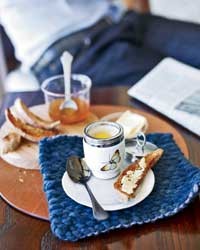Baked eggs en cocotte with basil