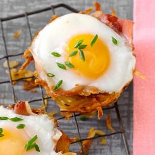 Baked eggs in prosciutto-hash brown cups