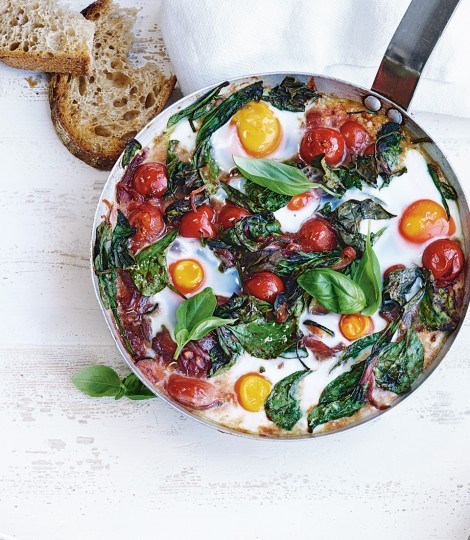 Baked eggs in spicy tomato sauce