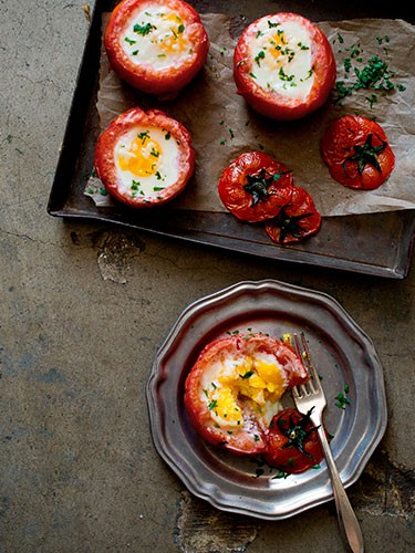 Baked eggs in tomatoes