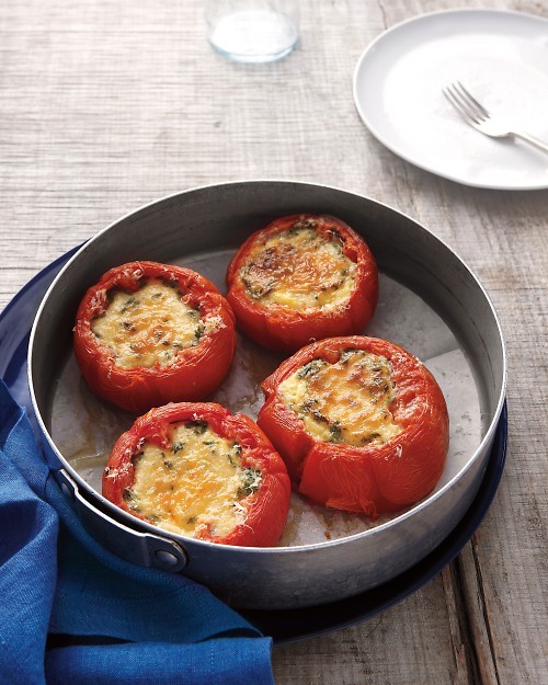 Baked eggs in tomatoes