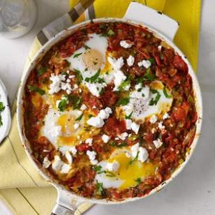 Baked eggs, tomatoes & chiles (Shakshuka)