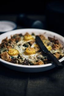 Baked eggs with artichoke hearts