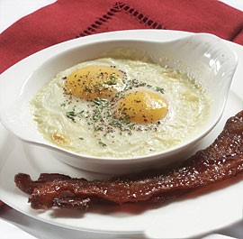 Baked eggs with chives and cream