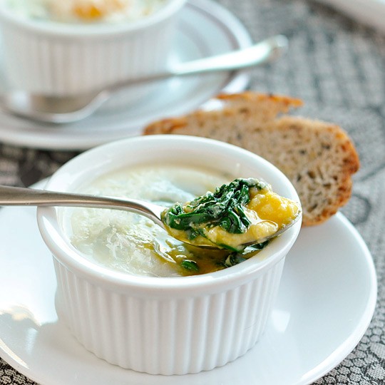 Baked eggs with creamy polenta, spinach & garlic