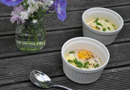 Baked eggs with fresh chives (Oeufs cocotte)