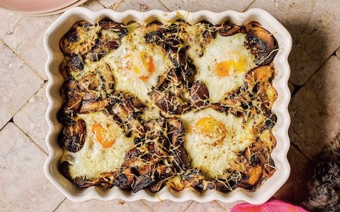 Baked eggs with mushrooms, cream and Gruyère
